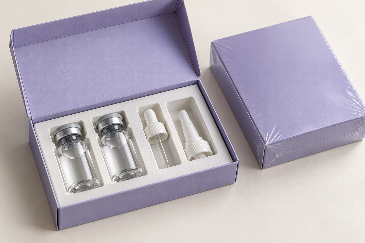 Concept di un kit cosmetico con flaconi in vetro, chiusure ad aggraffatura e accessori dosatori